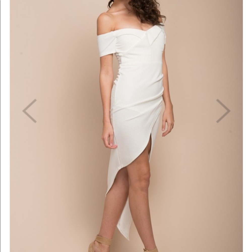 ๐ Asymmetrical White Vegas Dress - Picture 4 of 5